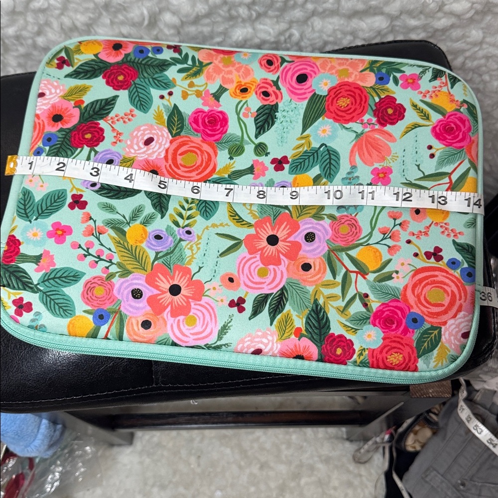14” LAPTOP SLEEVE. RIFLE PAPER CO. Good for your laptop - Picture 6 of 7